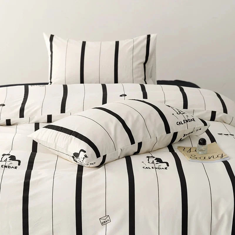 Black & White Striped Cat Bedding Set – Duvet Cover & Pillowcase, Cute Printed Design for Bedroom, Soft & Comfortable Bedding.