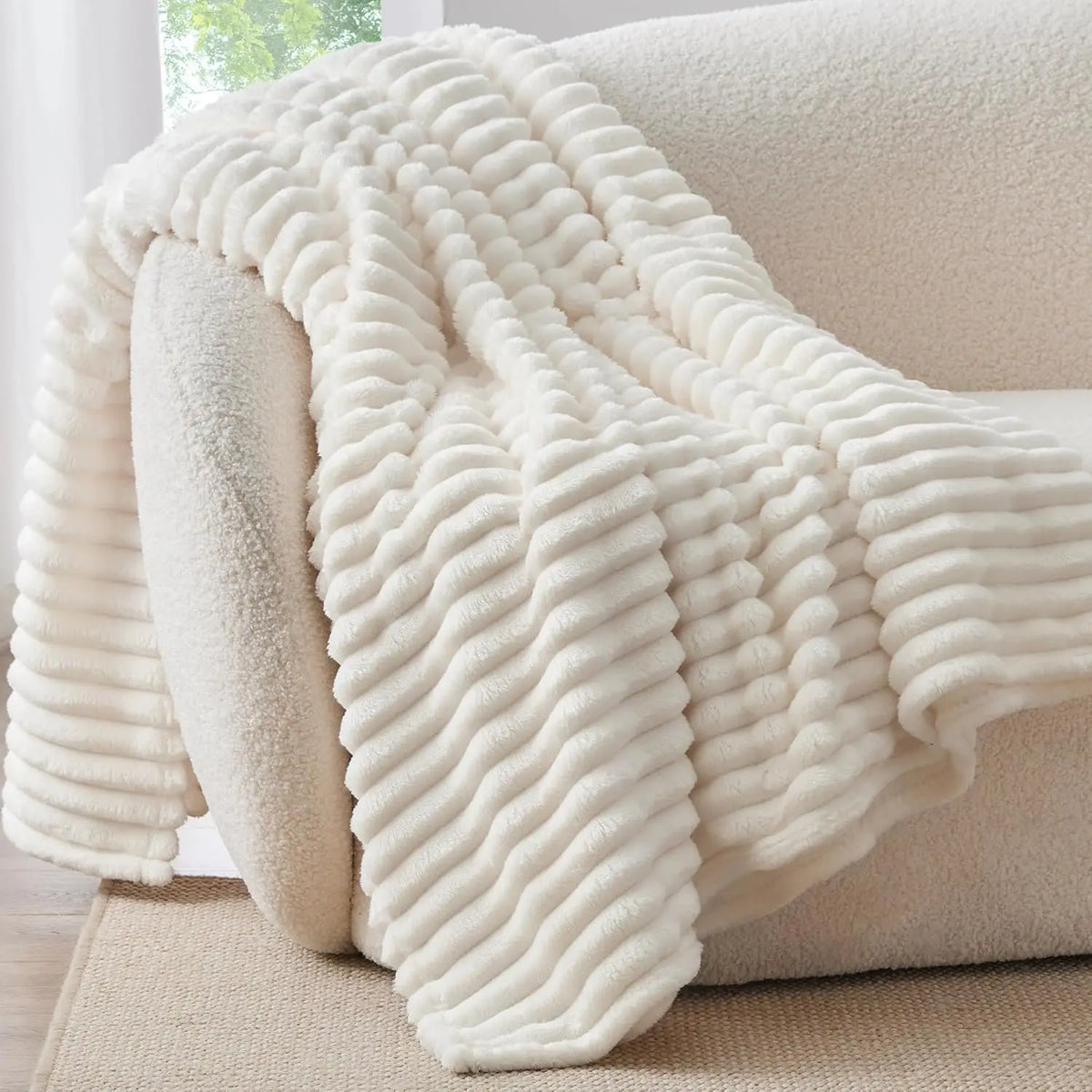 ROSEKIND Fleece Blanket – Soft & Warm 300GSM Throw for Bed, 3 Sizes, Lightweight All-Season Blanket for Home & Bedroom.